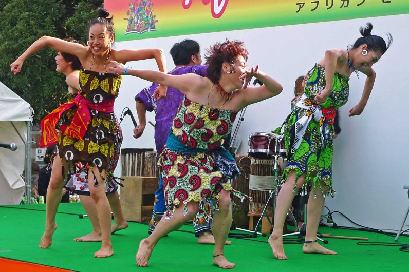 Dei Tänzerinnen auf dem Afrikafestival in Yokohama
